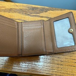 Small mk wallet never use it still in great condition!!! So lmk